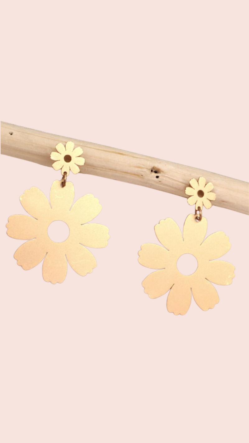 Matte Daisy Gold Earring